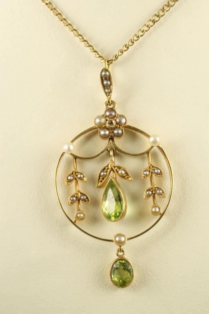 AN EDWARDIAN 15CT GOLD PENDANT Image