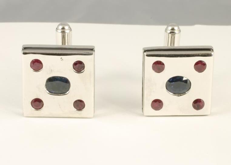 A PAIR OF MODERN SILVER CUFFLINKS Image