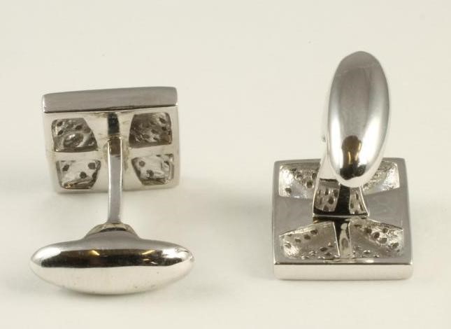 A PAIR OF DIAMOND CUFFLINKS Image