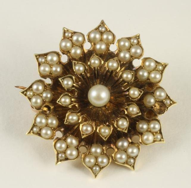 A VICTORIAN SEED PEARL FLOWERHEAD BROOCH Image