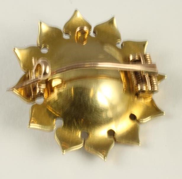 A VICTORIAN SEED PEARL FLOWERHEAD BROOCH Image