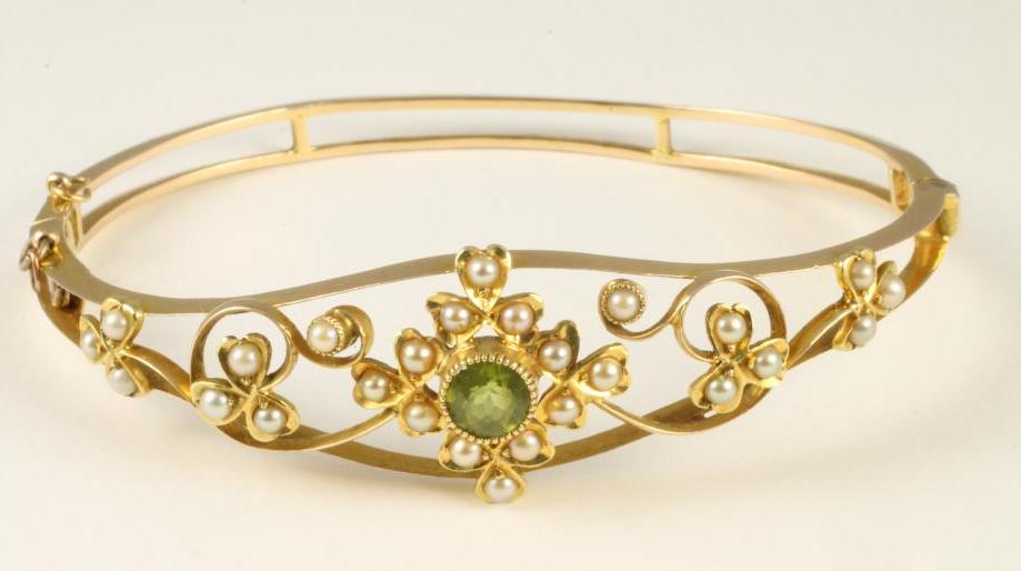 AN EDWARDIAN GOLD BANGLE Image
