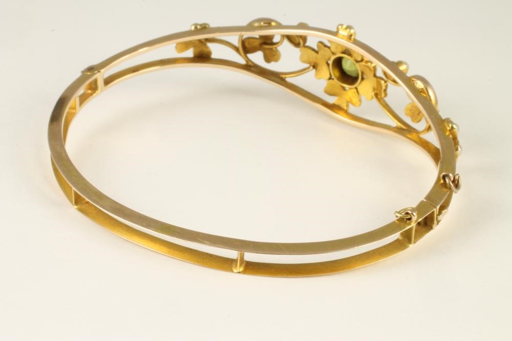 AN EDWARDIAN GOLD BANGLE Image