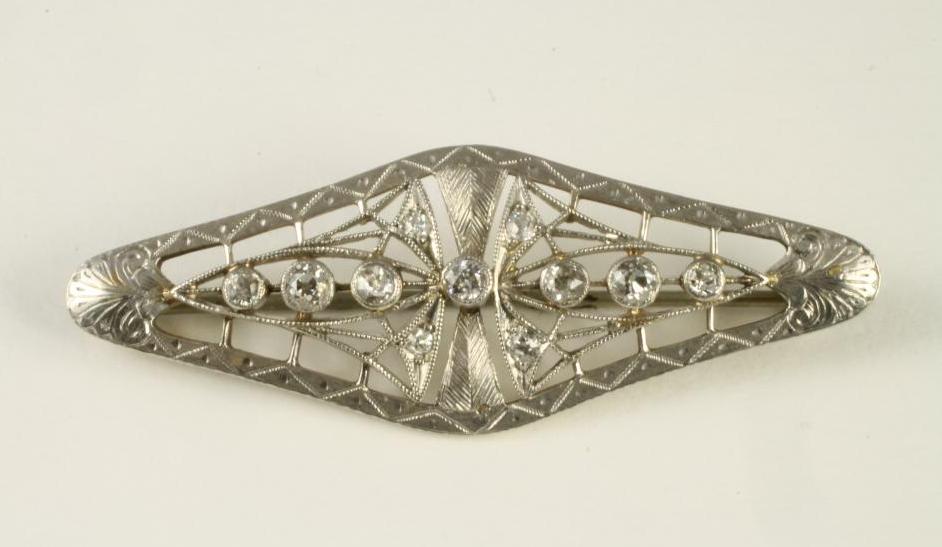 AN EDWARDIAN DIAMOND "SPIDER'S WEB" BROOCH Image