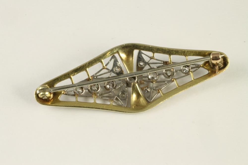 AN EDWARDIAN DIAMOND "SPIDER'S WEB" BROOCH Image