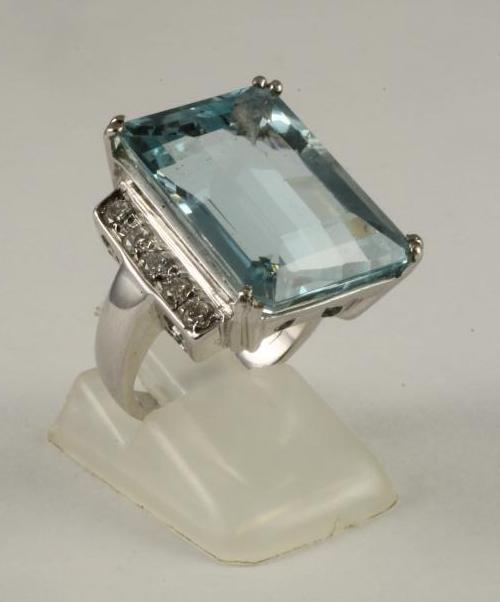 AN ART DECO STYLE AQUAMARINE AND DIAMOND COCKTAIL RING Image