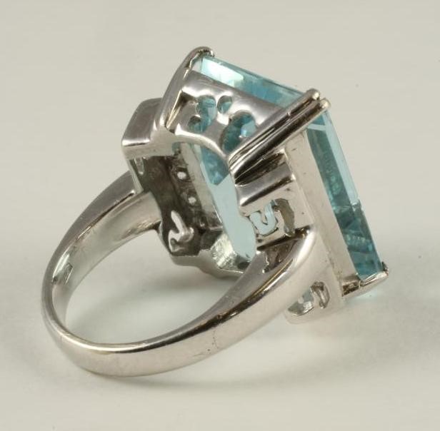 AN ART DECO STYLE AQUAMARINE AND DIAMOND COCKTAIL RING Image
