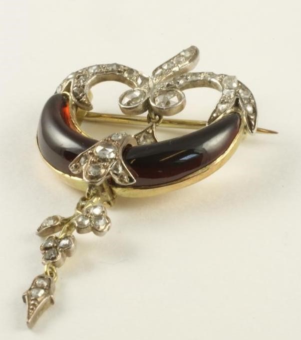 A LATE VICTORIAN BROOCH Image