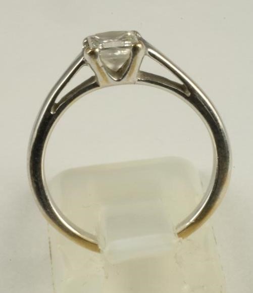A DIAMOND SOLITAIRE RING Image