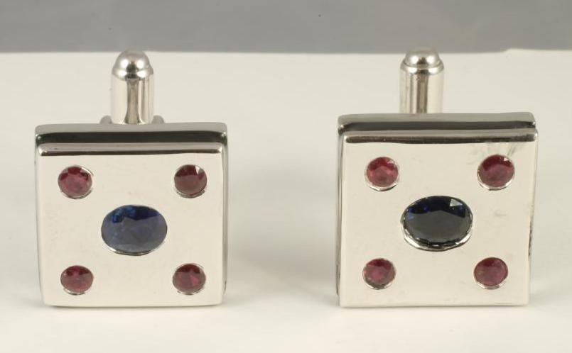 A PAIR OF MODERN SILVER CUFFLINKS Image