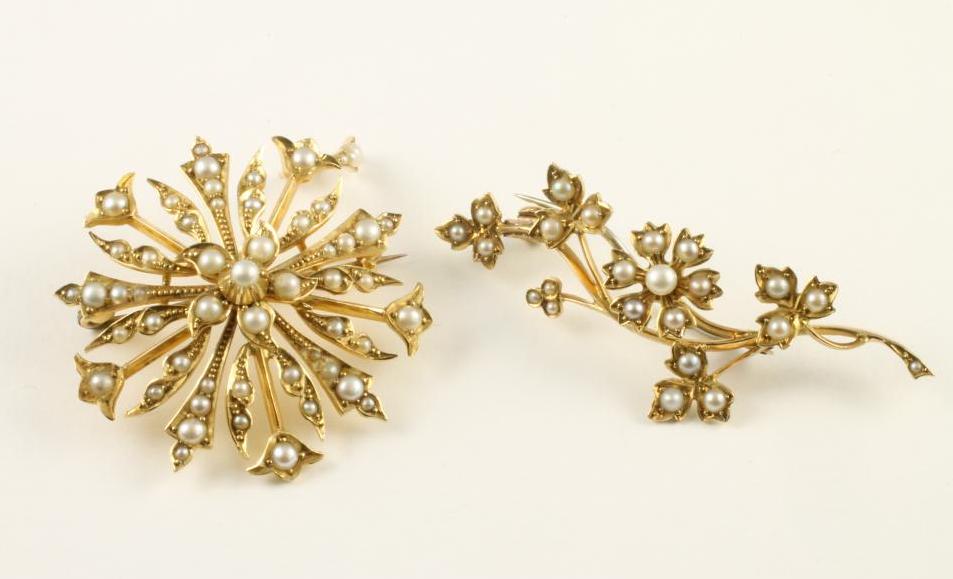 A LATE VICTORIAN 15CT GOLD BROOCH/PENDANT in the form of a flowerhead set with numerous split seed Image
