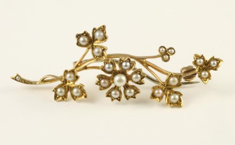 A LATE VICTORIAN 15CT GOLD BROOCH/PENDANT in the form of a flowerhead set with numerous split seed Image