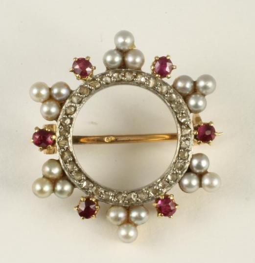 A LATE VICTORIAN CIRCLET BROOCH Image
