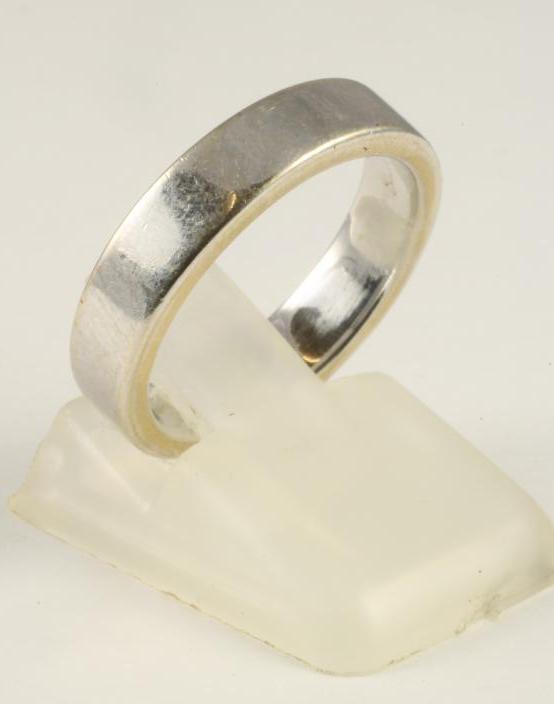 AN 18K WHITE GOLD WEDDING BAND Image