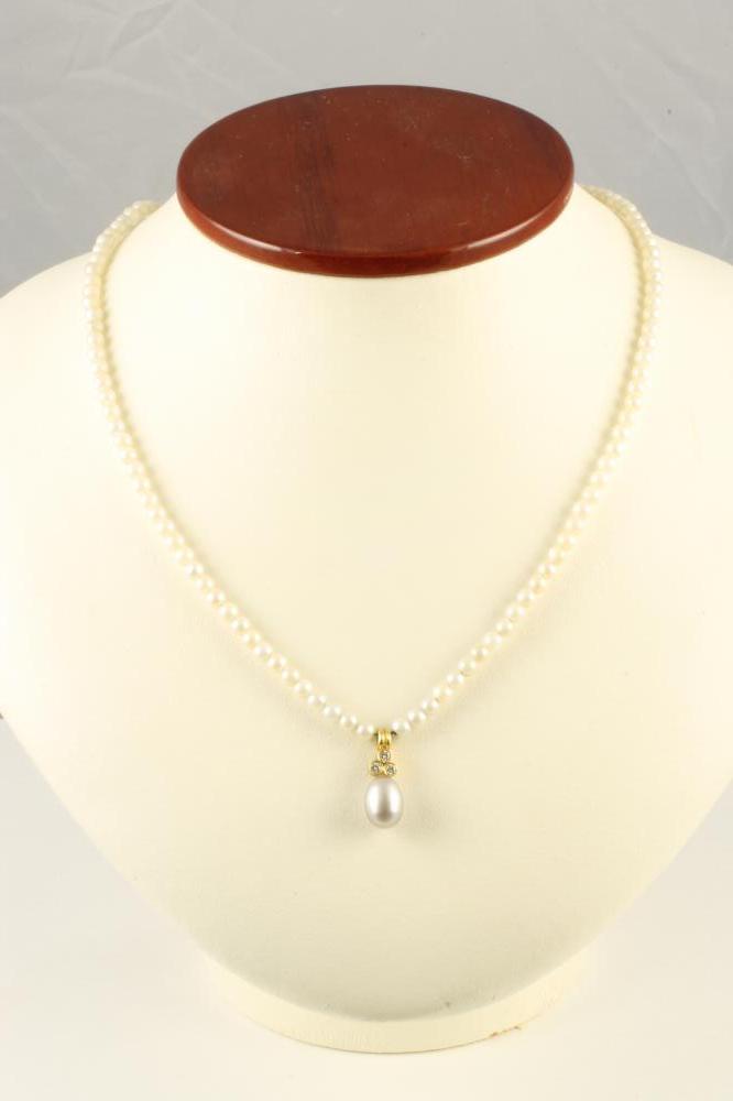 A CULTURED PEARL NECKLACE Image