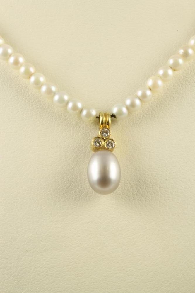A CULTURED PEARL NECKLACE Image