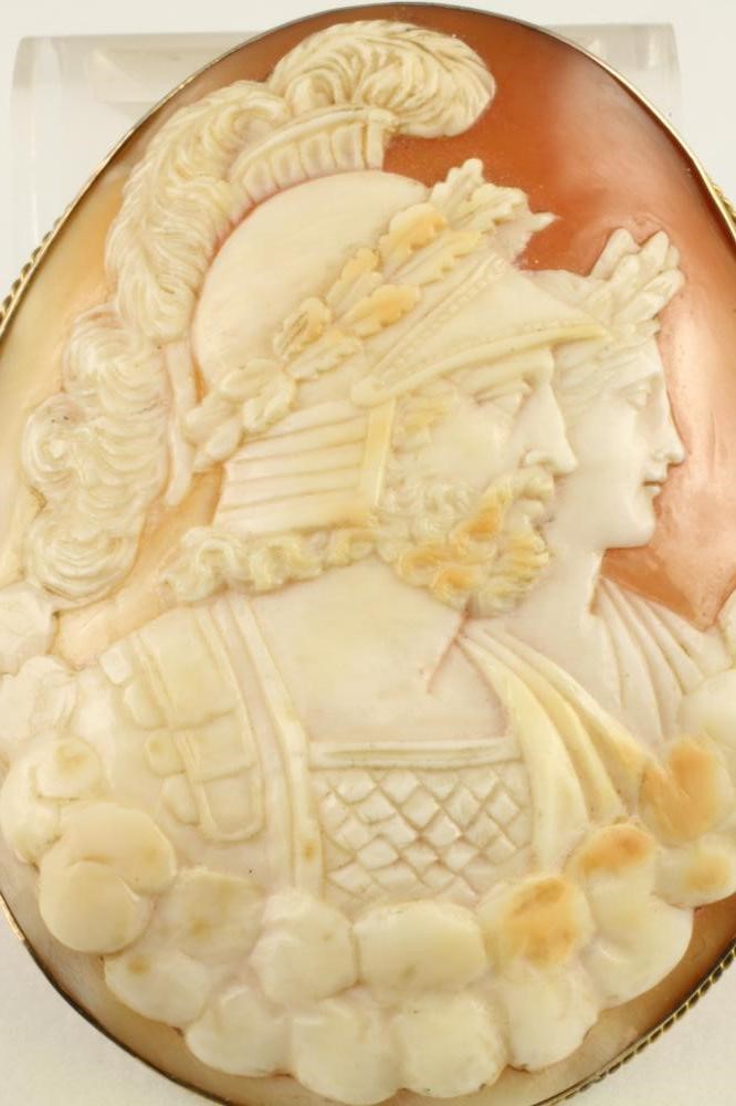A VICTORIAN SHELL CAMEO BROOCH of oval form Image