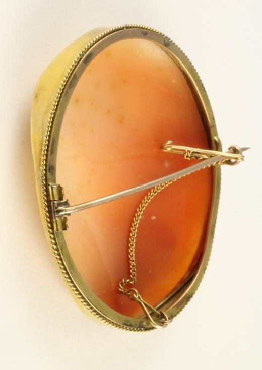 A VICTORIAN SHELL CAMEO BROOCH of oval form Image