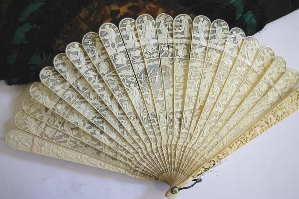 A CANTONESE IVORY BRISE FAN Image