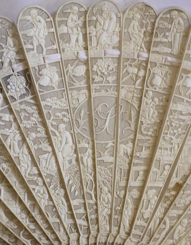 A CANTONESE IVORY BRISE FAN Image