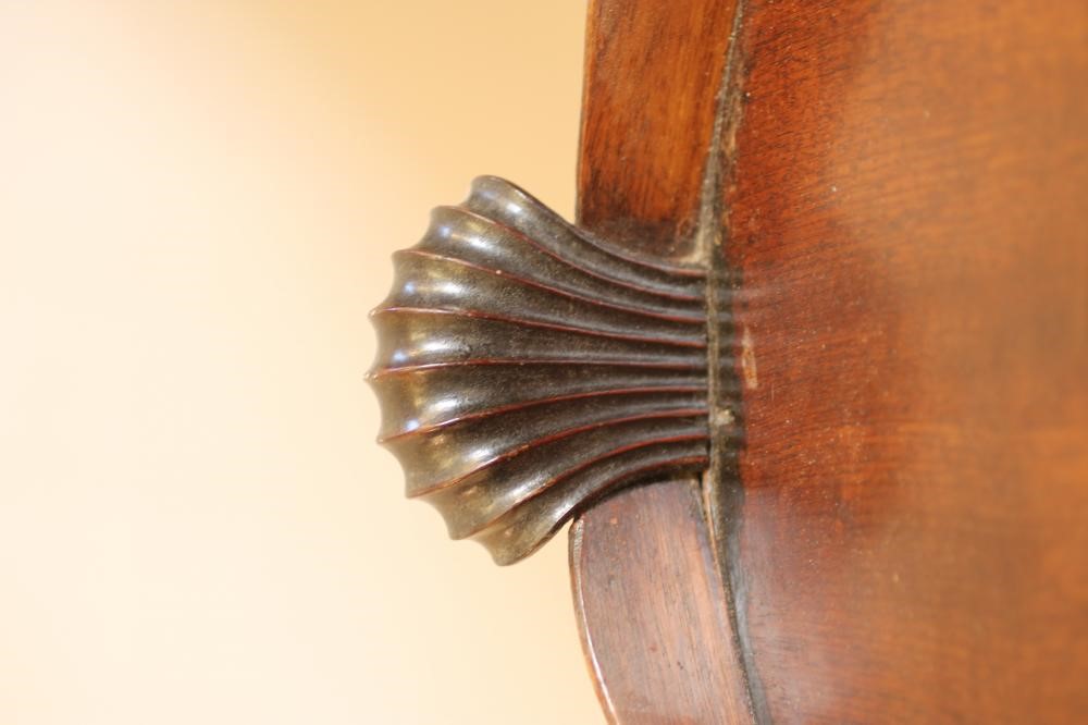 A GEORGIAN OVAL TEA TRAY Image