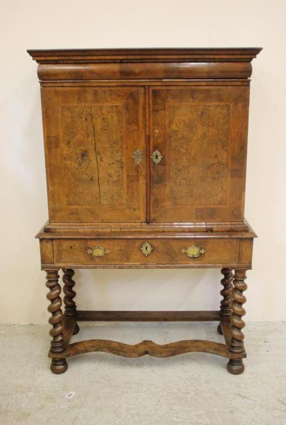 A WILLIAM & MARY WALNUT AND FEATHER BANDED CABINET ON STAND Image