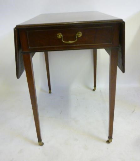 A GEORGIAN MAHOGANY PEMBROKE TABLE Image
