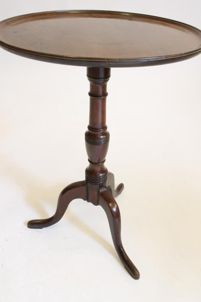 A GEORGIAN MAHOGANY TRIPOD TABLE Image