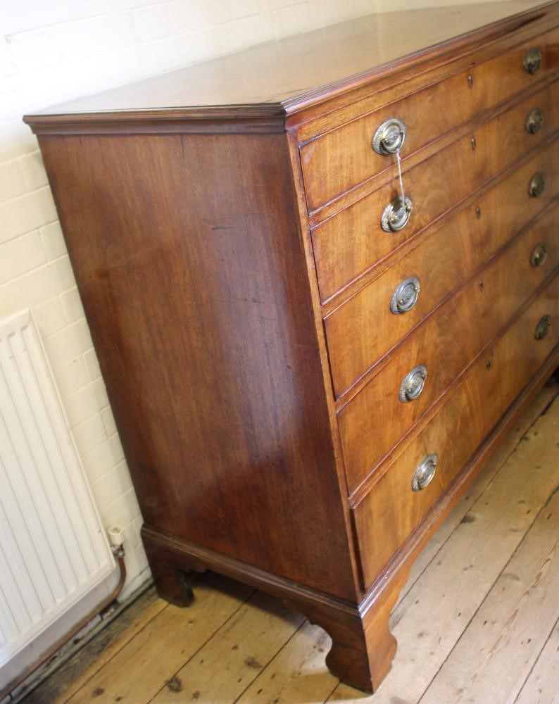 A LARGE GEORGIAN MAHOGANY CHEST Image