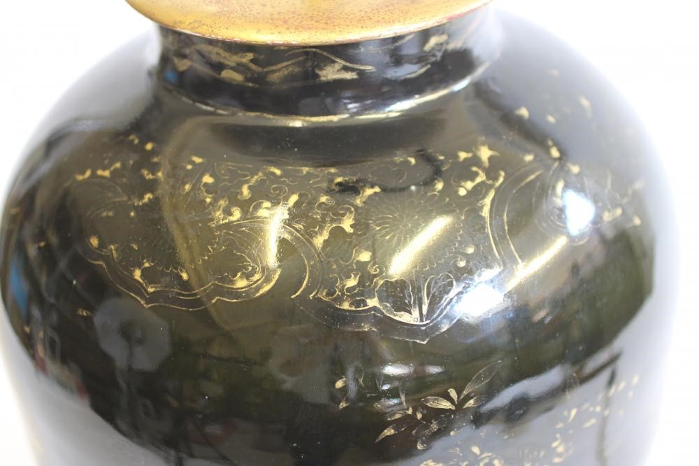 A CHINESE PORCELAIN VASE Image