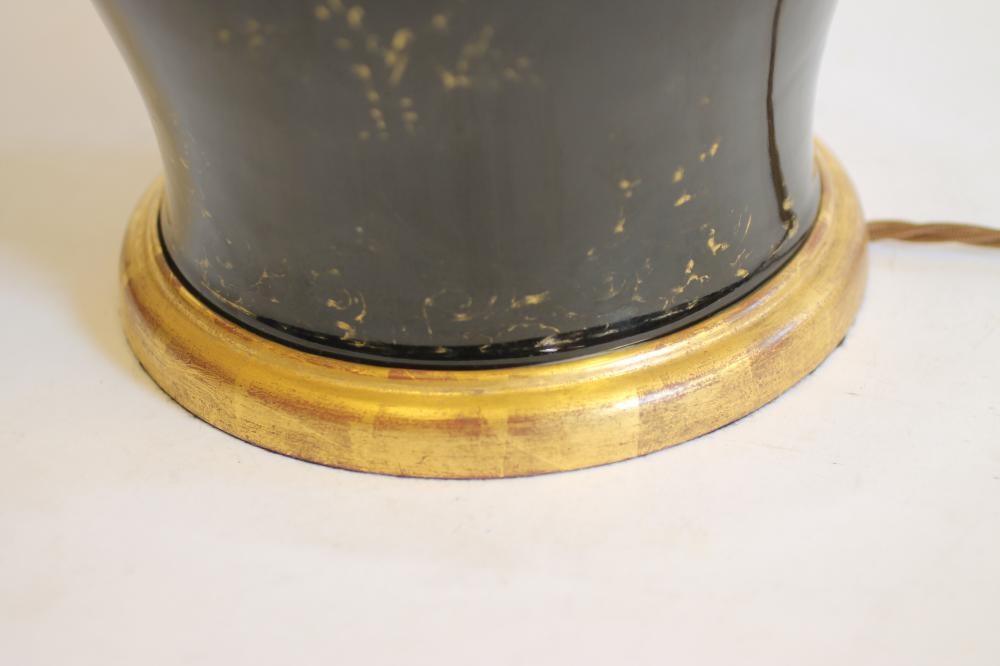 A CHINESE PORCELAIN VASE Image