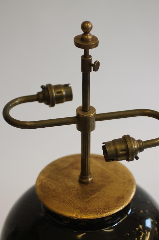 A CHINESE PORCELAIN VASE Image