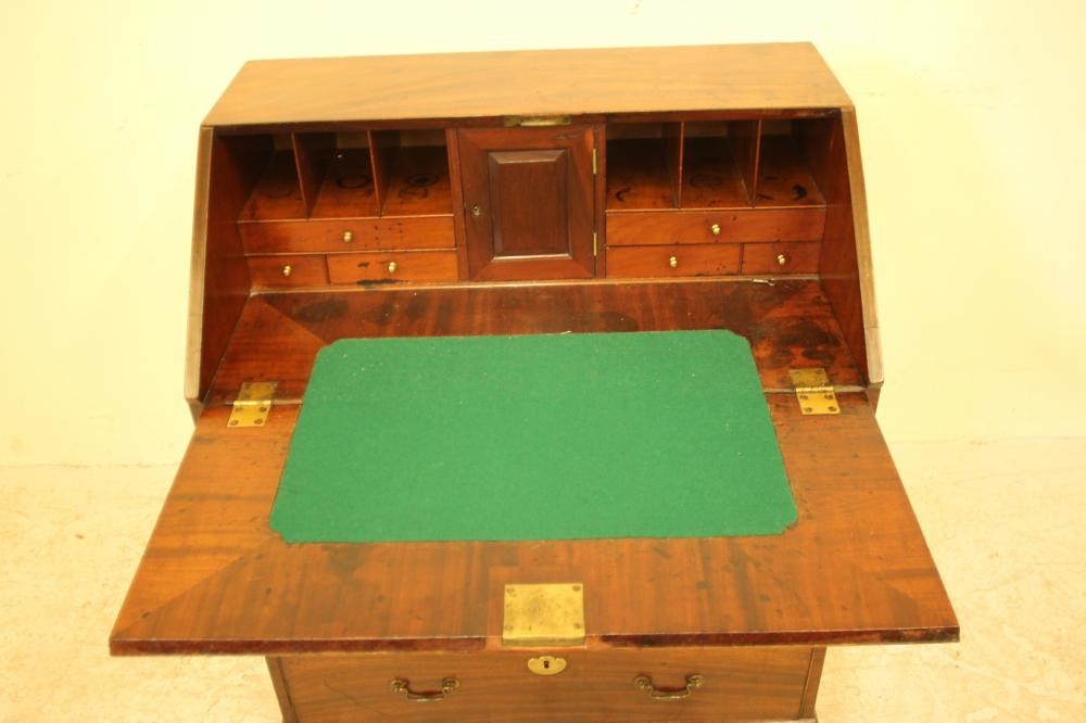 A GEORGIAN MAHOGANY BUREAU Image