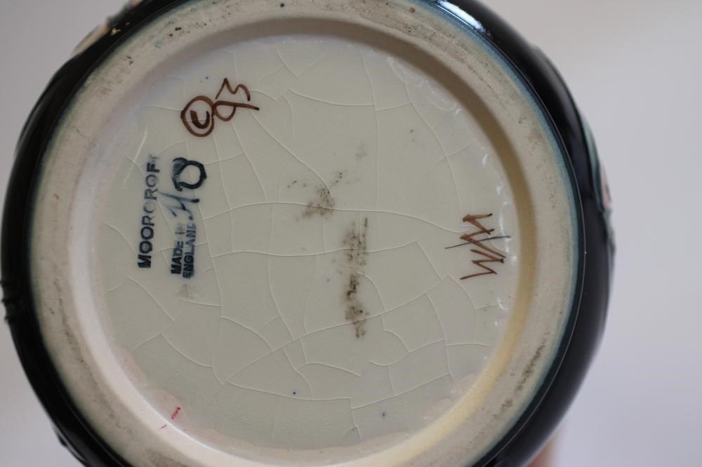 A MOORCROFT POTTERY VASE Image