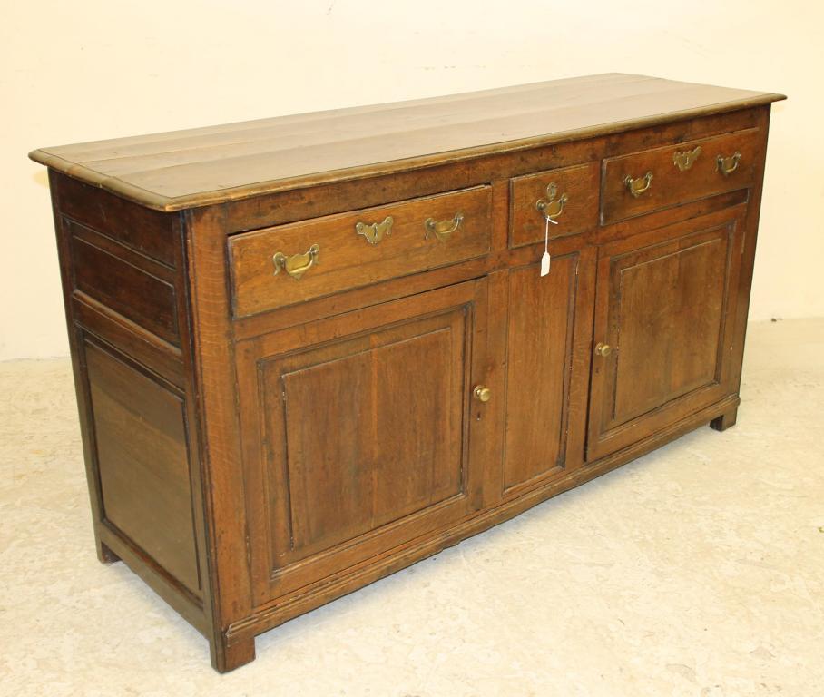 A GEORGIAN OAK ENCLOSED DRESSER Image