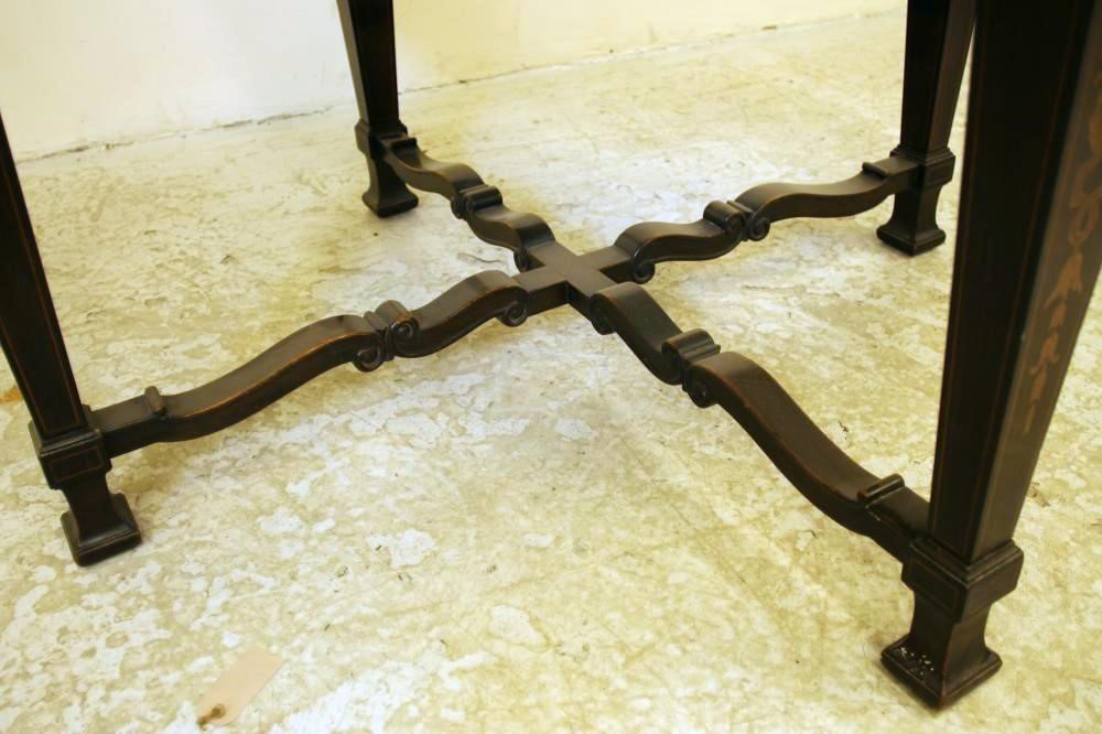 A DUTCH ROSEWOOD AND FOLIATE MARQUETRY CENTRE TABLE Image