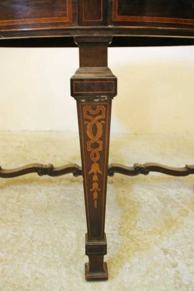 A DUTCH ROSEWOOD AND FOLIATE MARQUETRY CENTRE TABLE Image