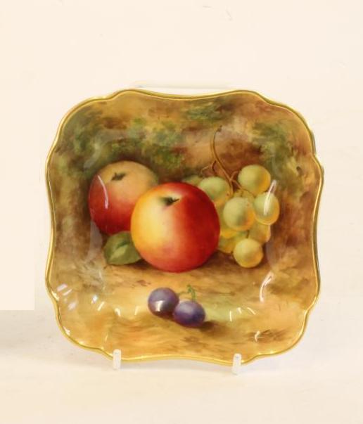 A ROYAL WORCESTER PORCELAIN DISH Image