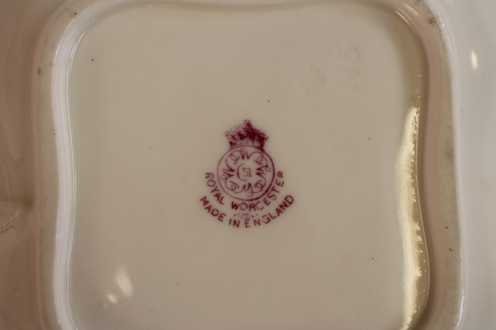 A ROYAL WORCESTER PORCELAIN DISH Image