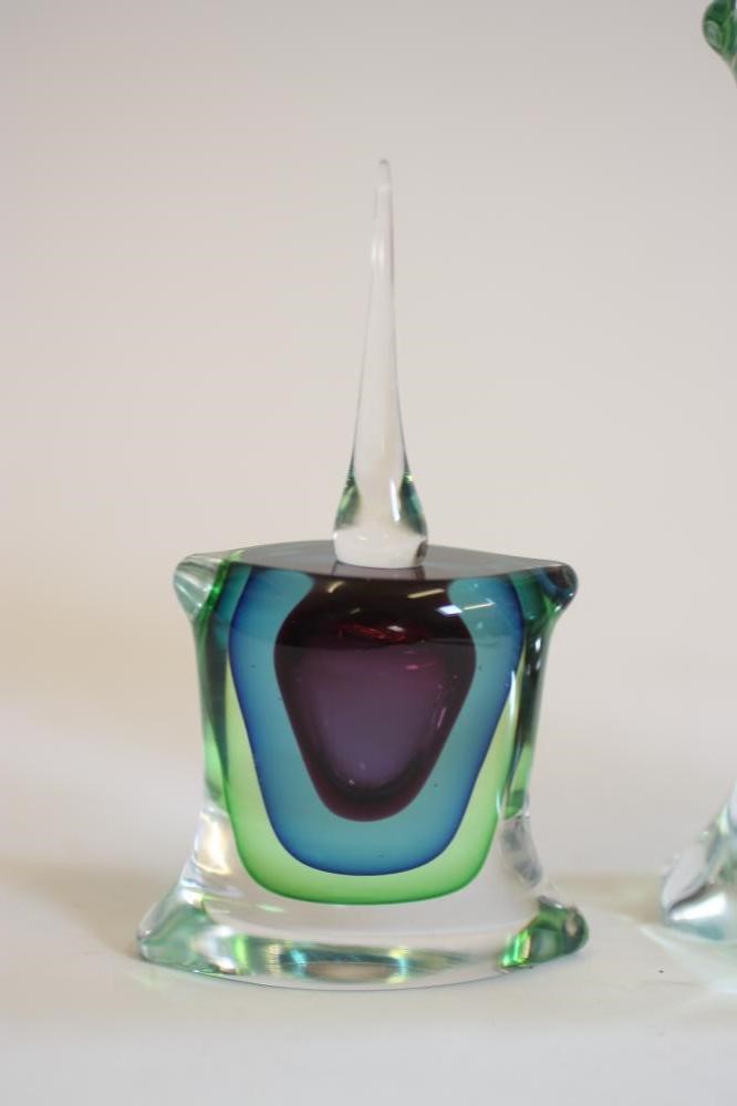 A MURANO GLASS LARGE PERFUME BOTTLE AND STOPPER Image