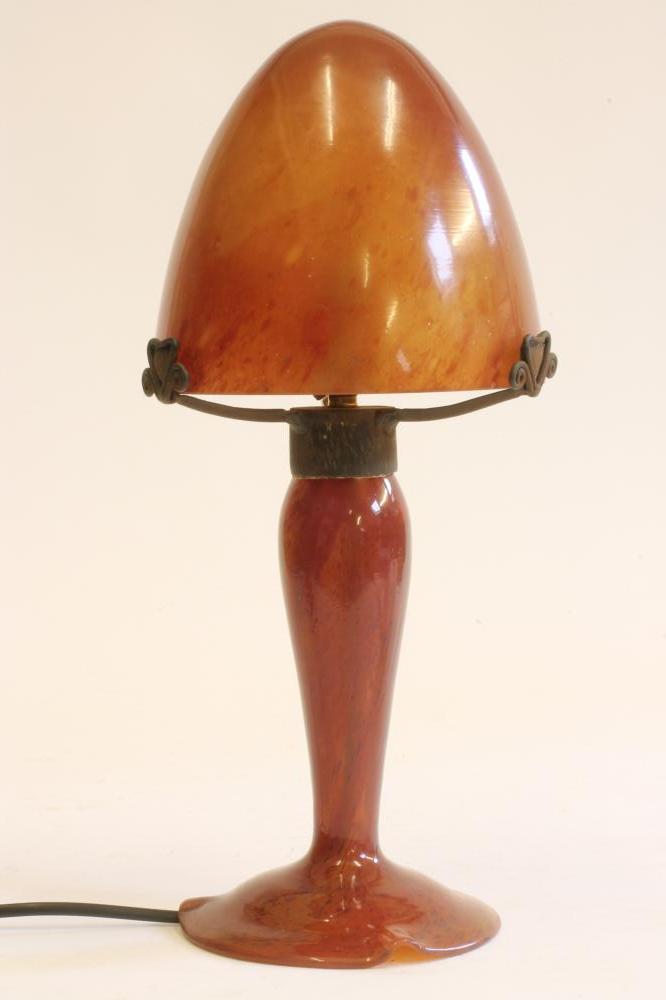 A DELATTE MOTTLED AMBER GLASS ELECTRIC TABLE LAMP Image