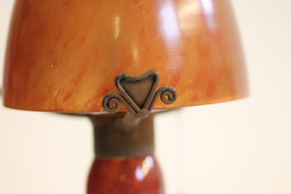 A DELATTE MOTTLED AMBER GLASS ELECTRIC TABLE LAMP Image