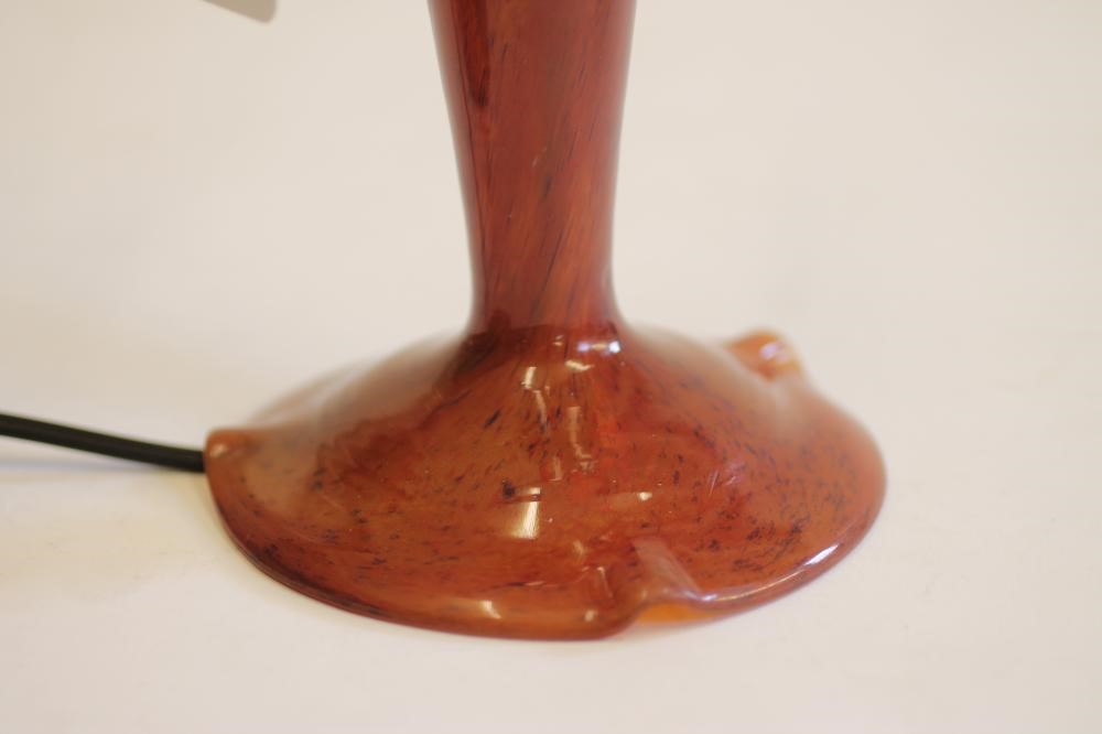 A DELATTE MOTTLED AMBER GLASS ELECTRIC TABLE LAMP Image