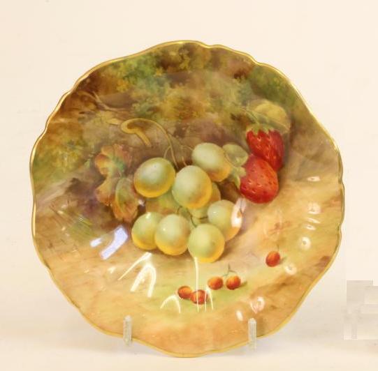 A ROYAL WORCESTER PORCELAIN DISH Image