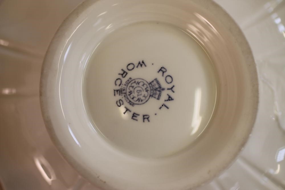 A ROYAL WORCESTER PORCELAIN DISH Image