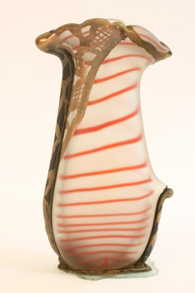 AN ART GLASS VASE Image