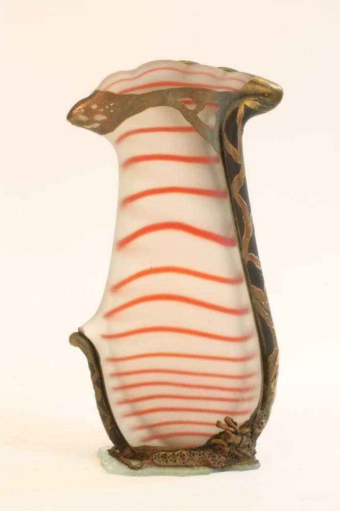 AN ART GLASS VASE Image