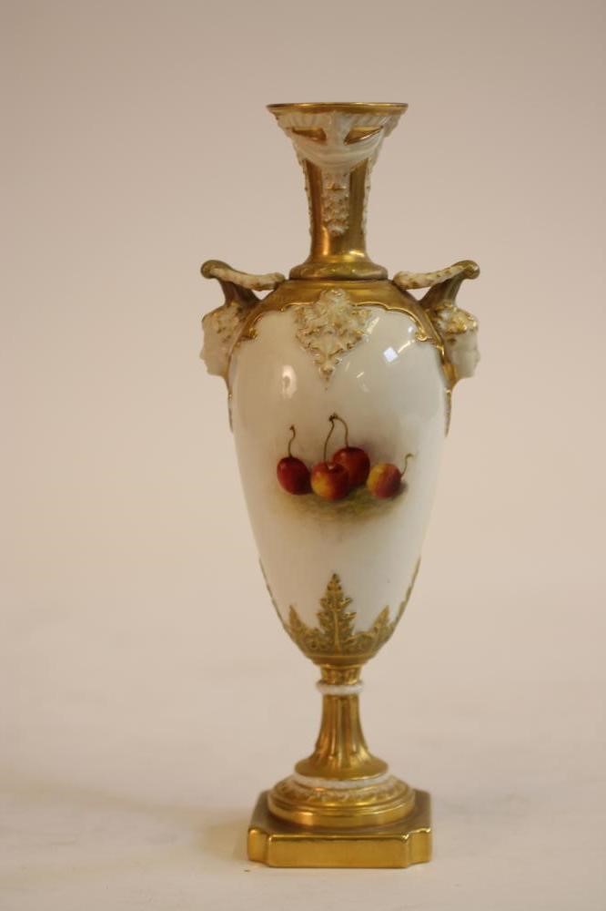 A ROYAL WORCESTER PORCELAIN VASE Image