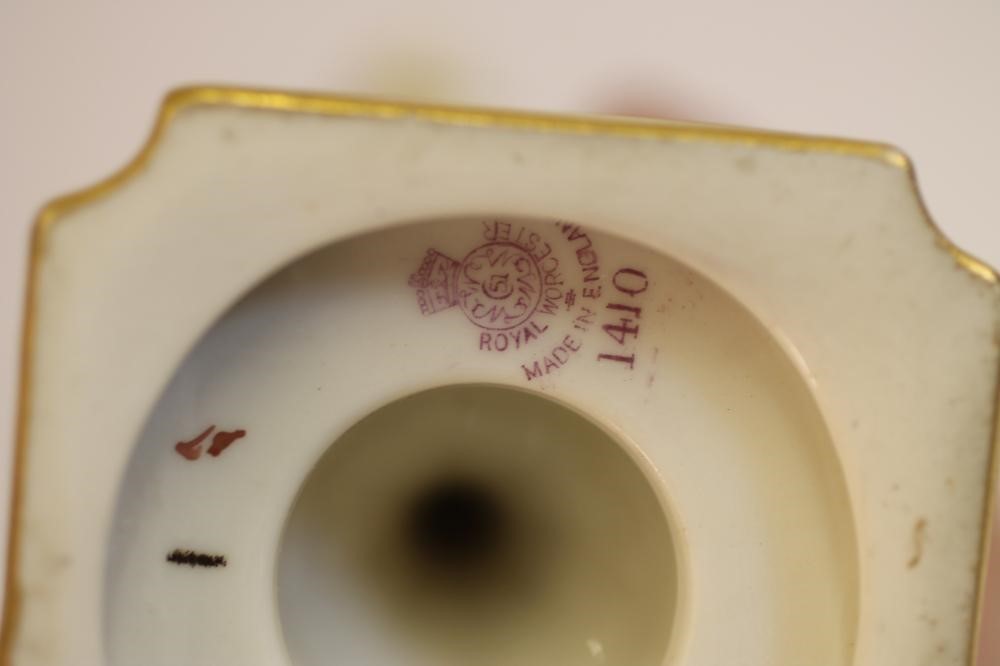 A ROYAL WORCESTER PORCELAIN VASE Image