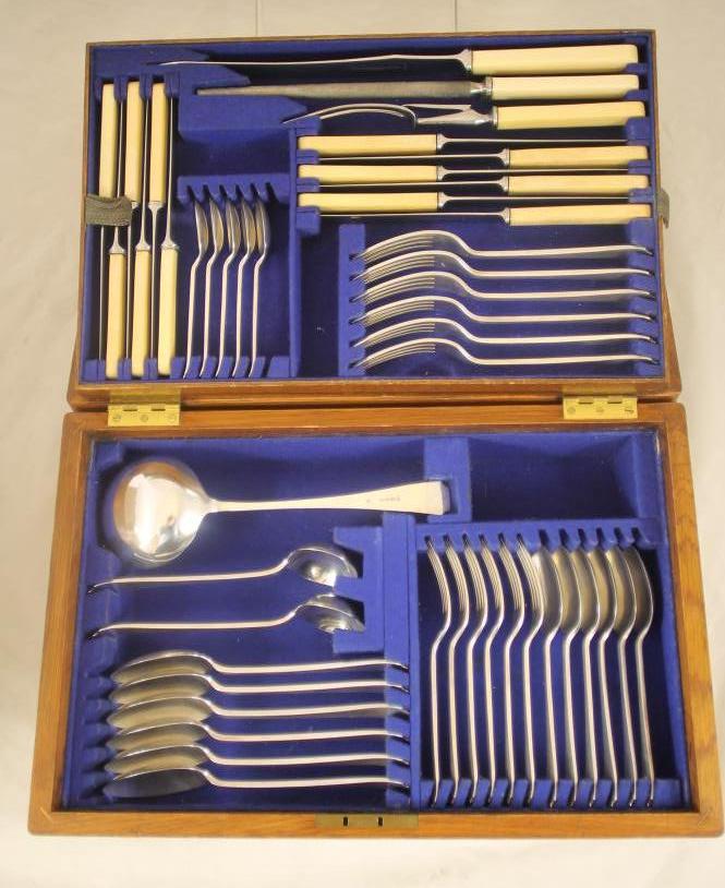 AN ART DECO SILVER PLATED TABLE SERVICE Image